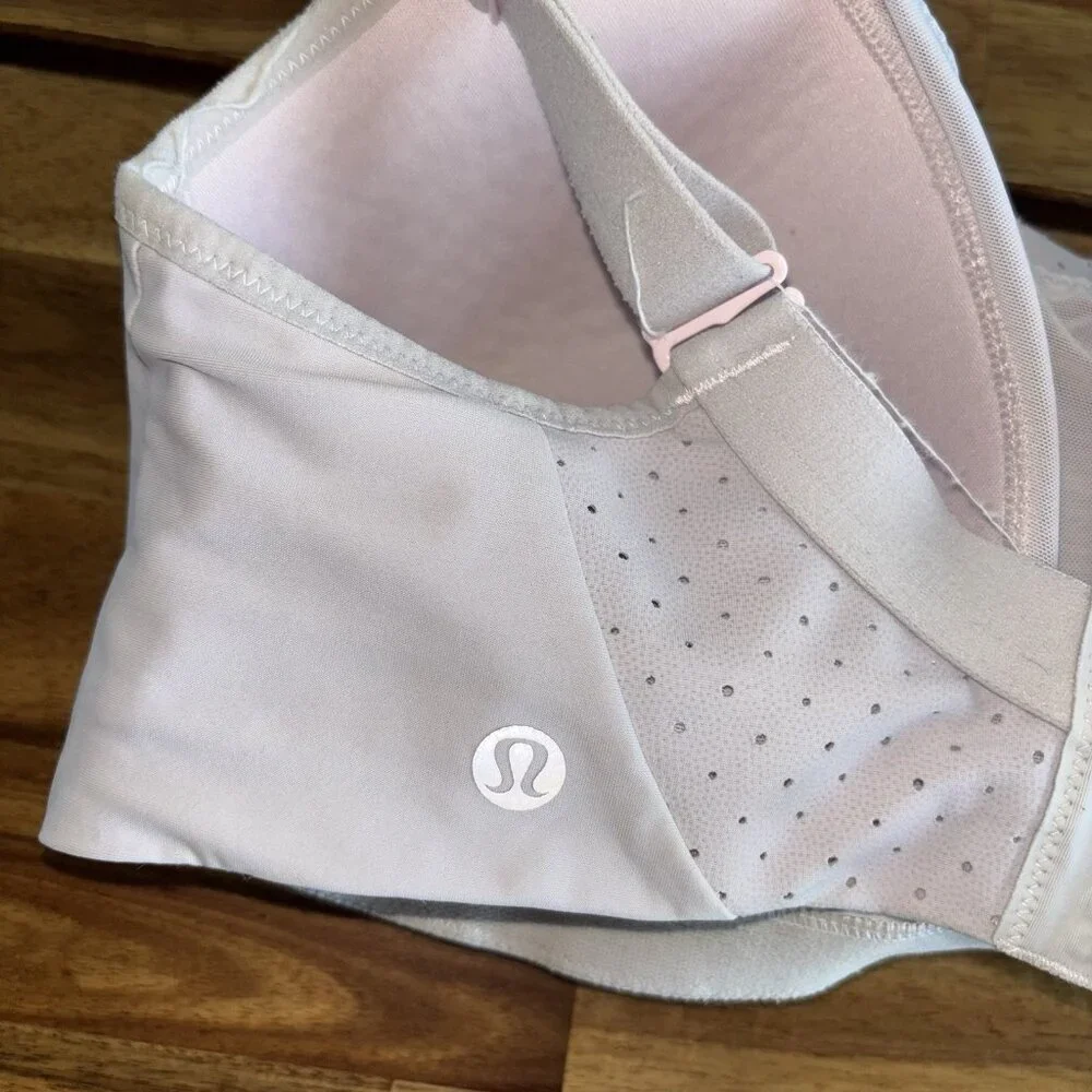 Lululemon Run Times Bra High Sports Bra Women's 34D Strawberry Milkshake‎ Gym